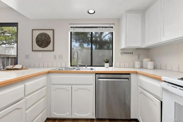 6890 Peach Tree Road, Carlsbad, CA 92011