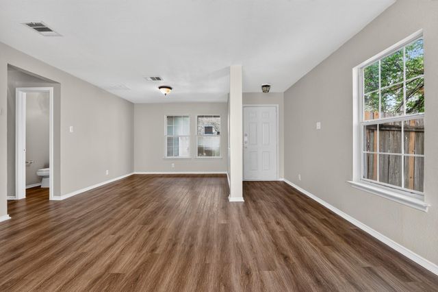 1422 Meadow PKWY, San Marcos, TX 78666