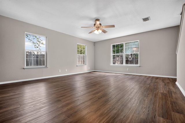 1422 Meadow PKWY, San Marcos, TX 78666