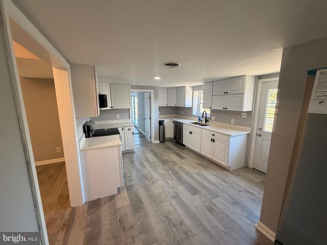 8400 PENNS HILL RD, La Plata, MD 20646