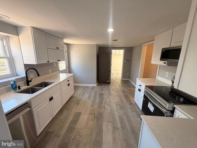 8400 PENNS HILL RD, La Plata, MD 20646