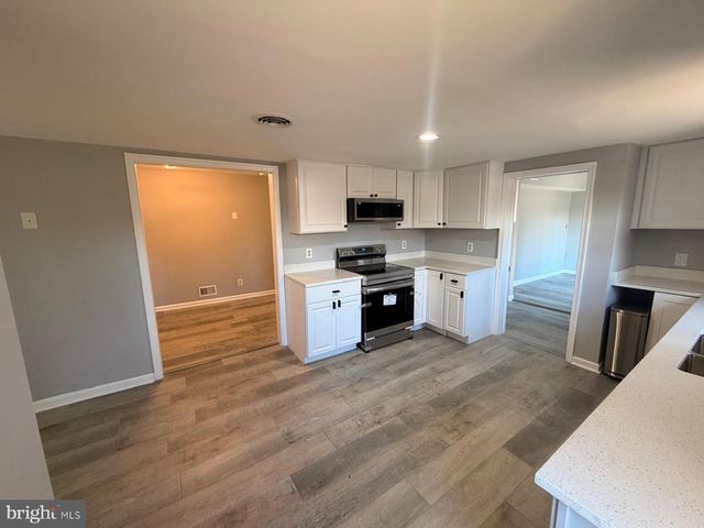 8400 PENNS HILL RD, La Plata, MD 20646