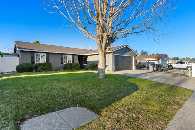 1296 E D St, Oakdale, CA 95361