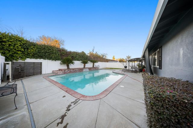 1296 E D St, Oakdale, CA 95361