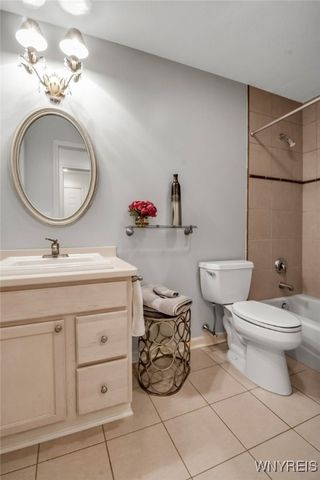 135 Lord Byron Lane, Amherst, NY 14221