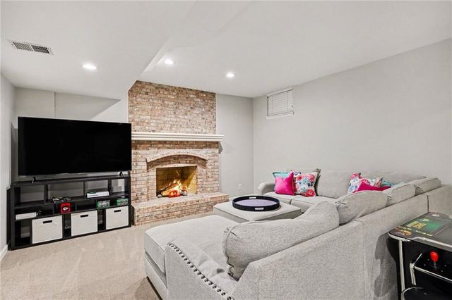 9101 W 140th Street, Overland Park, KS 66221