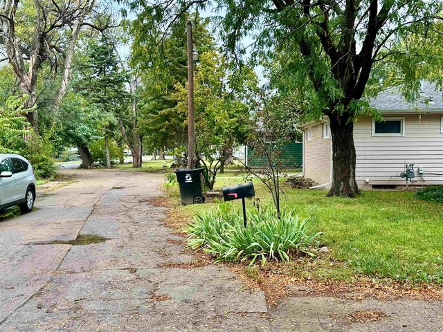 951 S 2nd St, Salina, KS 67401