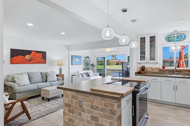 9528 ANTIQUA COVE 9528, Bradenton, FL 34210