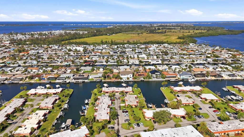 Image 37 of property listing at 9528 ANTIQUA COVE 9528, Bradenton, FL 34210