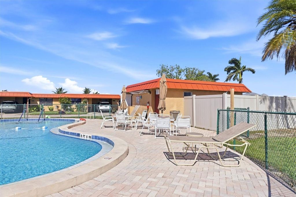 Image 48 of property listing at 9528 ANTIQUA COVE 9528, Bradenton, FL 34210