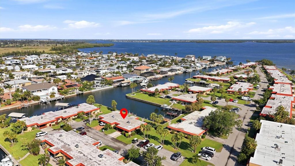 Image 8 of property listing at 9528 ANTIQUA COVE 9528, Bradenton, FL 34210