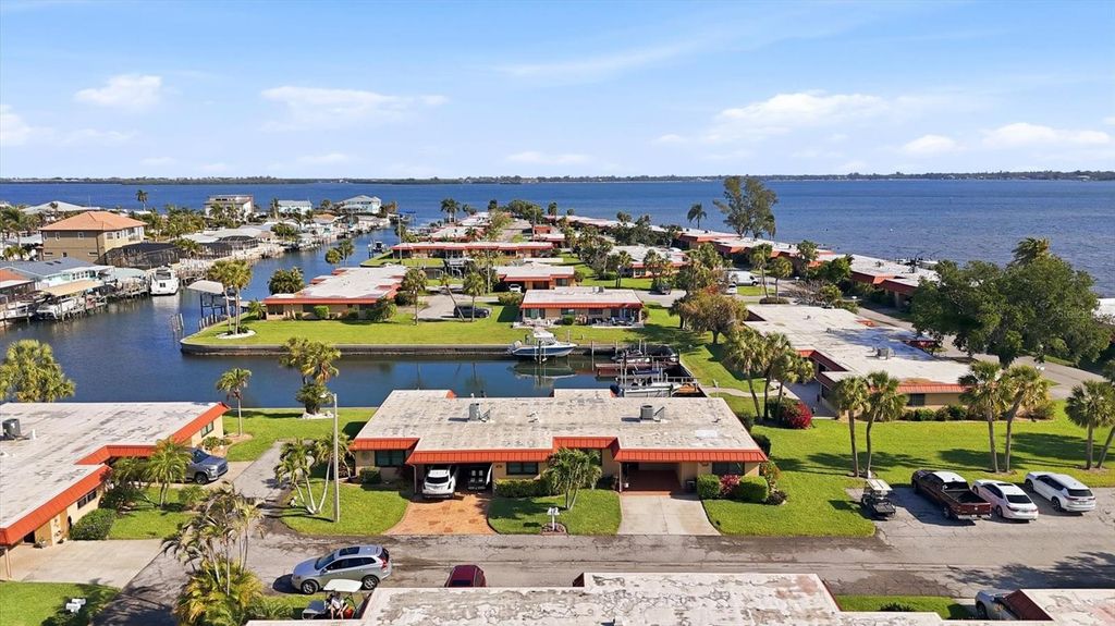 Image 9 of property listing at 9528 ANTIQUA COVE 9528, Bradenton, FL 34210