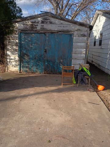 505 W 1st Street, Ferris, TX 75125