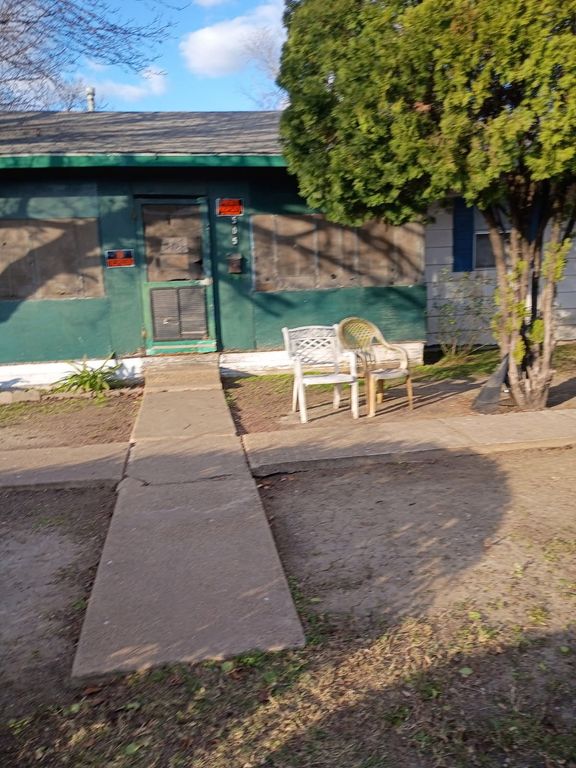 505 W 1st Street, Ferris, TX 75125