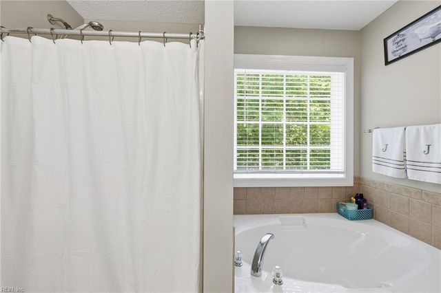 301 Forest View LN, Smithfield, VA 23430