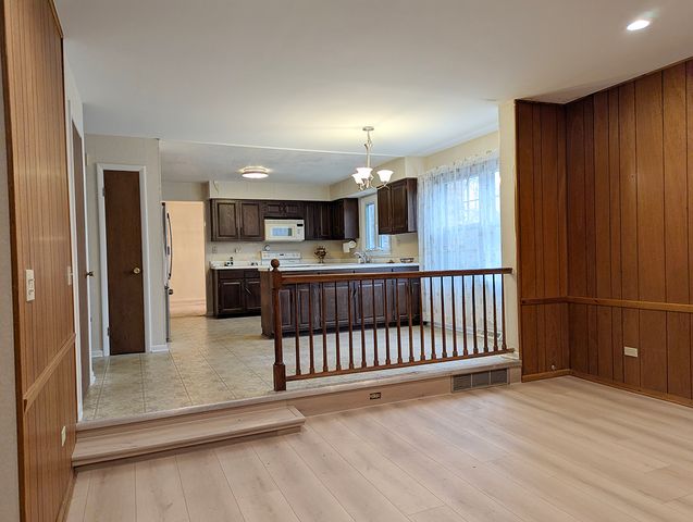 1206 E Suffield Drive, Arlington Heights, IL 60004