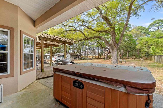 1555 Ocean Breeze Ln, Gulf Breeze, FL 32563