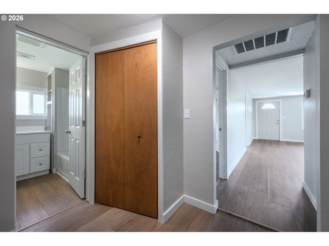 672 51ST St, Springfield, OR 97478