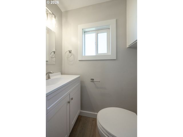 672 51ST St, Springfield, OR 97478