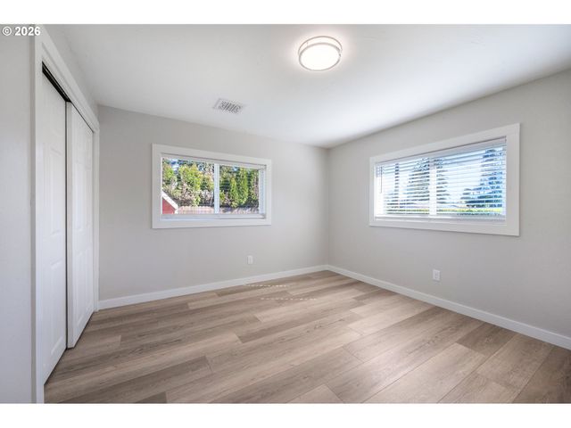 672 51ST St, Springfield, OR 97478