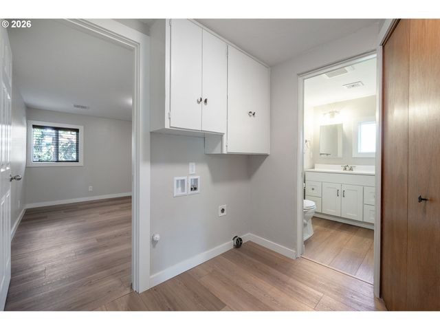 672 51ST St, Springfield, OR 97478