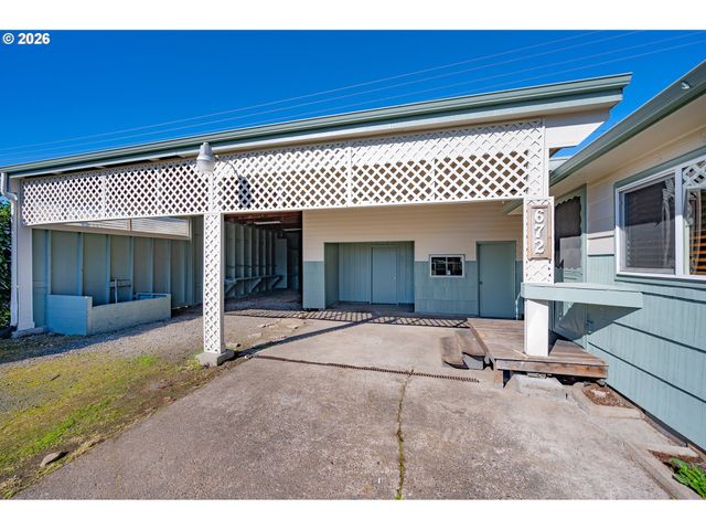 672 51ST St, Springfield, OR 97478