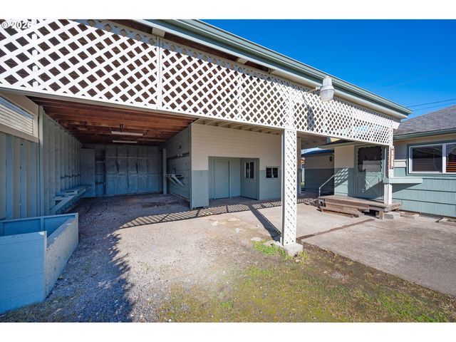 672 51ST St, Springfield, OR 97478