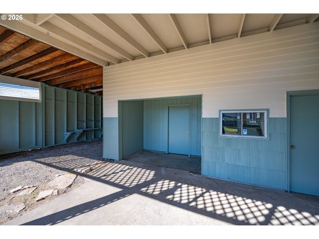 672 51ST St, Springfield, OR 97478