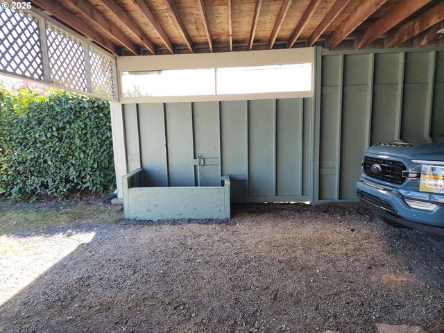 672 51ST St, Springfield, OR 97478