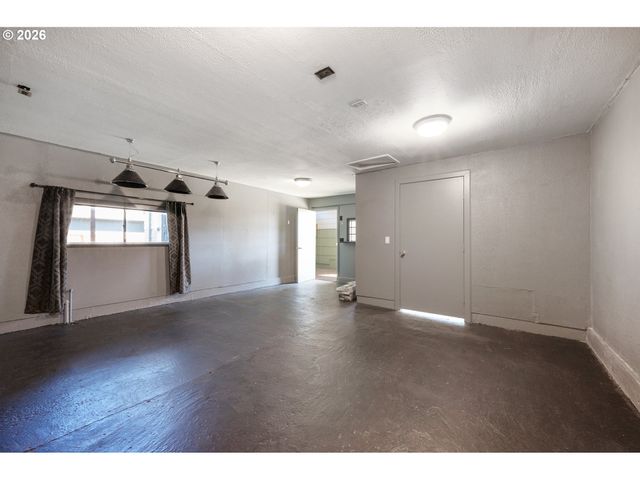 672 51ST St, Springfield, OR 97478