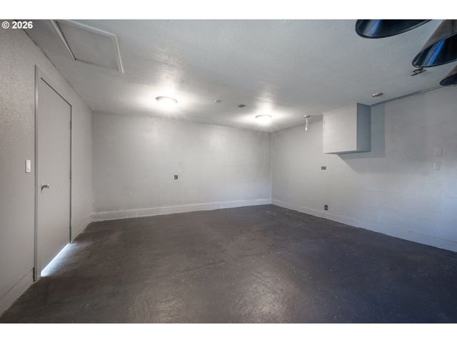 672 51ST St, Springfield, OR 97478