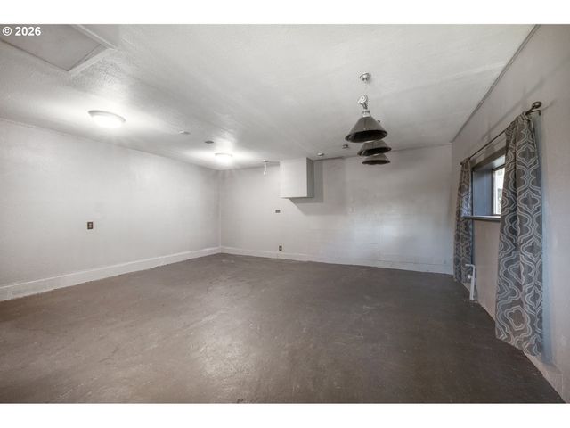 672 51ST St, Springfield, OR 97478