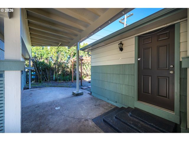 672 51ST St, Springfield, OR 97478