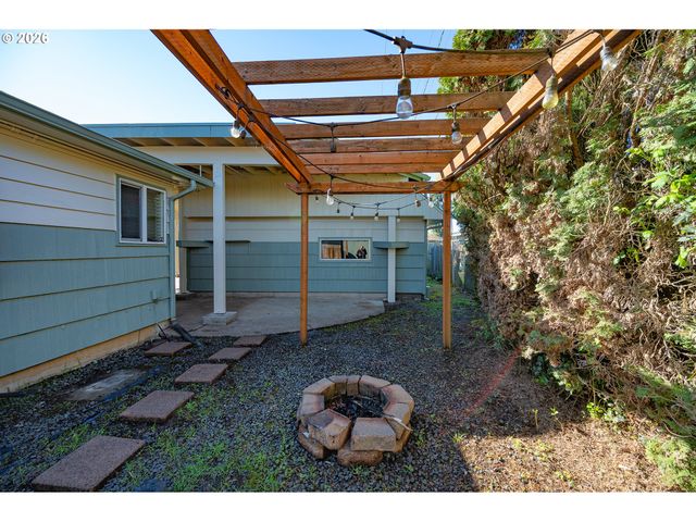 672 51ST St, Springfield, OR 97478