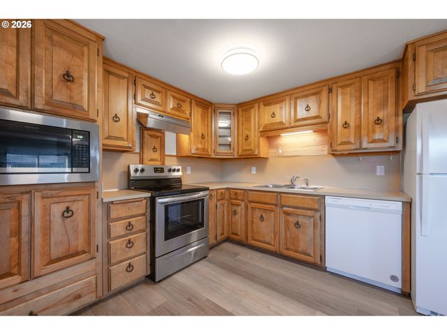 672 51ST St, Springfield, OR 97478