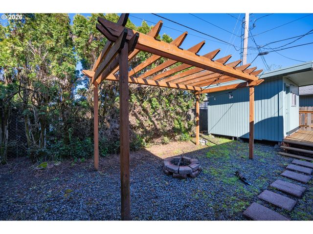 672 51ST St, Springfield, OR 97478