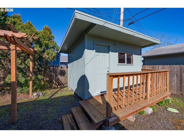 672 51ST St, Springfield, OR 97478