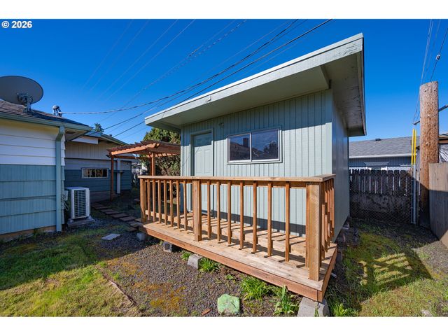 672 51ST St, Springfield, OR 97478