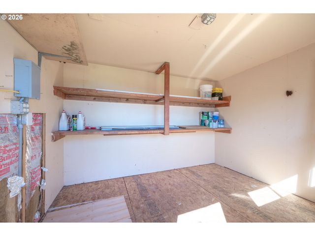 672 51ST St, Springfield, OR 97478