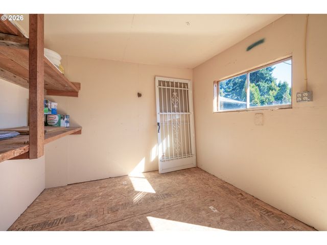 672 51ST St, Springfield, OR 97478