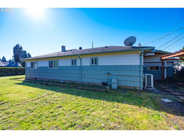 672 51ST St, Springfield, OR 97478