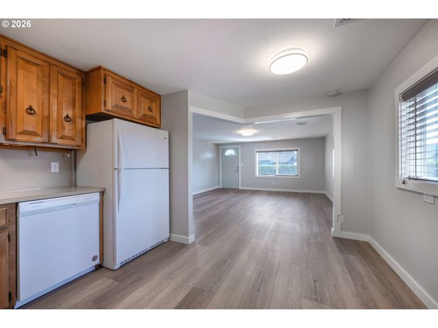 672 51ST St, Springfield, OR 97478