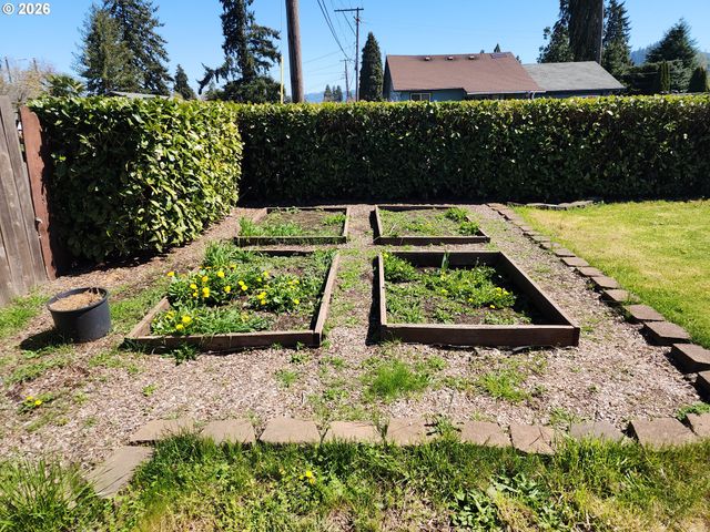 672 51ST St, Springfield, OR 97478