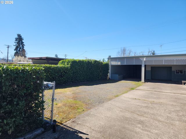 672 51ST St, Springfield, OR 97478