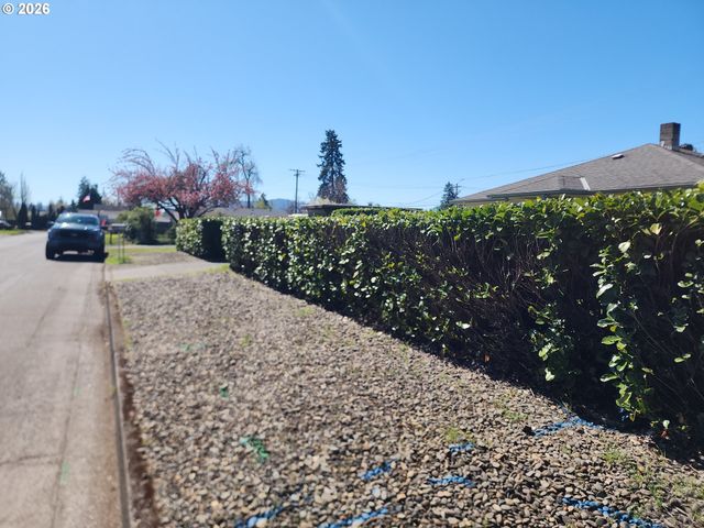 672 51ST St, Springfield, OR 97478