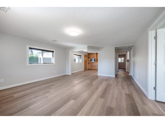 672 51ST St, Springfield, OR 97478