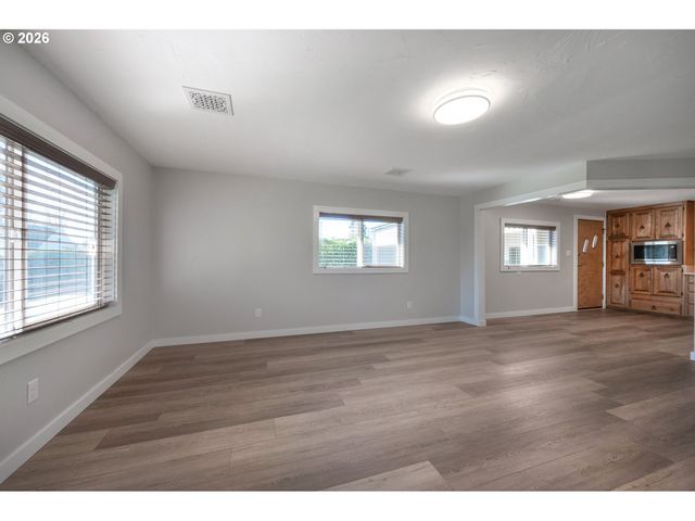 672 51ST St, Springfield, OR 97478