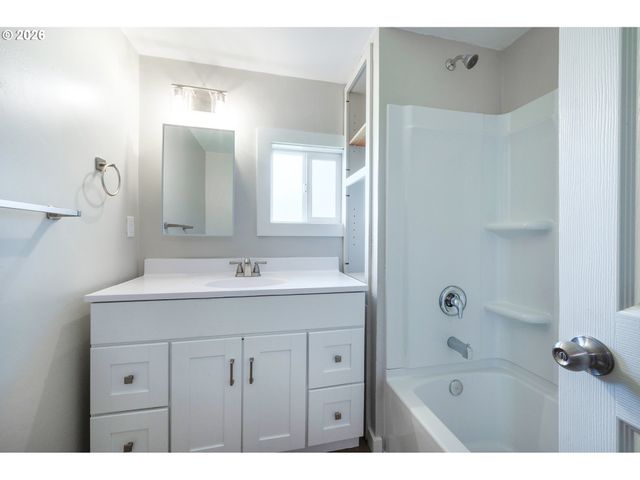 672 51ST St, Springfield, OR 97478