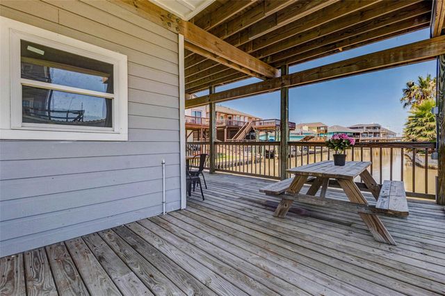 90 Dolphin Lane, Freeport, TX 77541