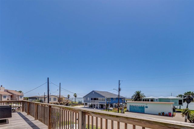 90 Dolphin Lane, Freeport, TX 77541
